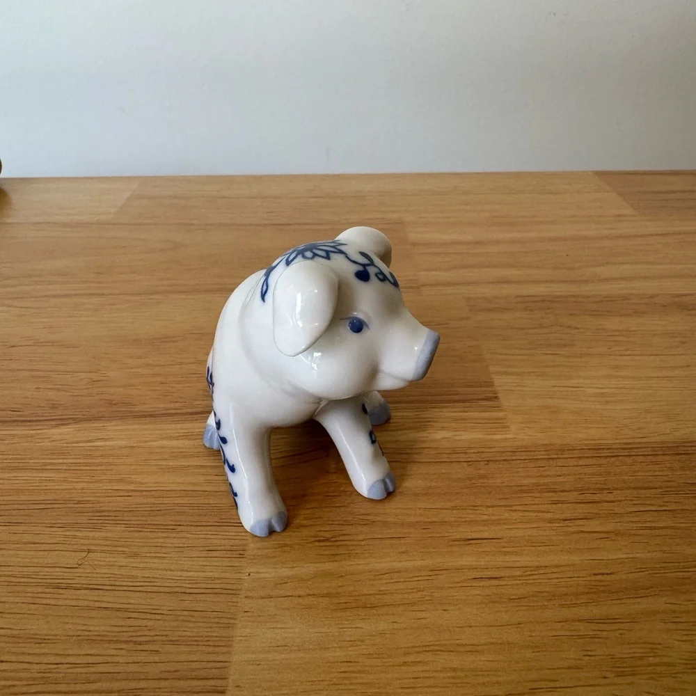 Blue and White Porcelain Delfware Pig Figurine - Picture 2 of 9